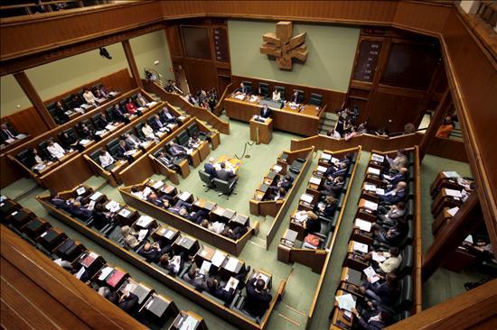 La Cámara vasca pide que los parlamentarios tengan derecho a cobrar el paro