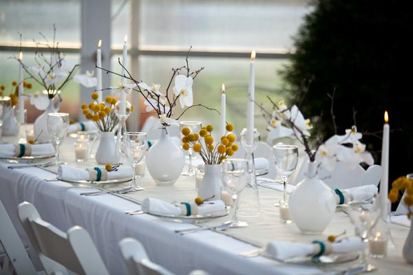 Una decoración de mesa  blanca y moderna