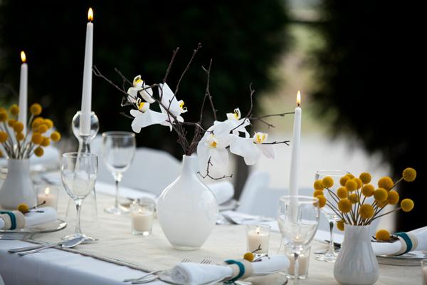Una decoración de mesa  blanca y moderna