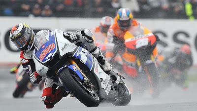 Lorenzo canta bajo la lluvia de Le Mans en el retorno de Rossi