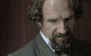 Ralph Fiennes es Charles Dickens en The Invisible Woman