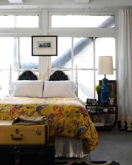 A los pies de la cama