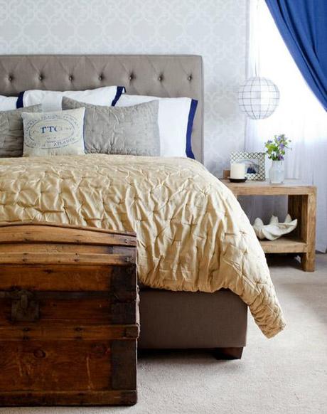 A los pies de la cama