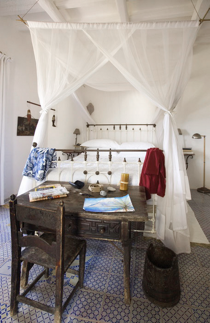 A los pies de la cama