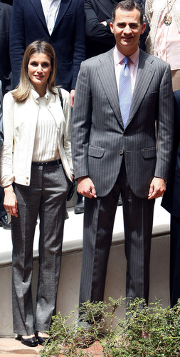 Dña. Letizia elige un look casual para su encuentro con la Fundación Príncipe de Gerona