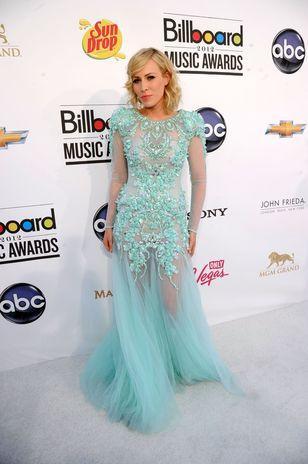 Mejor Vestidos - Natasha Bedingfield. Muy cerca de estar entre las mejor vestidas con este vestido de delicada seda en color menta adornado con pedrería, el problema es el exceso que la hace ver pesada, las mangas también sobran. Foto: Getty Images