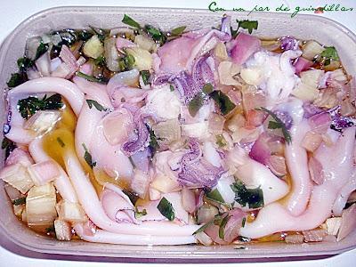 Calamares encebollados con vinagreta de pistachos