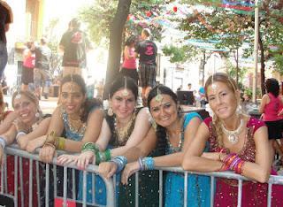 Actuación Bollywood en les Festes de Maig de Poblenou (Barcelona)