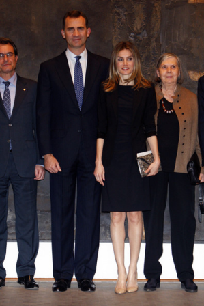 El estilo de Dña. Letizia en la Fundación Tapies, en Barcelona.