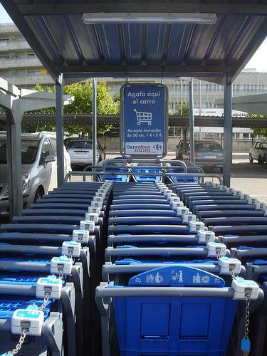 Carros de Supermercado Azules en Parking.