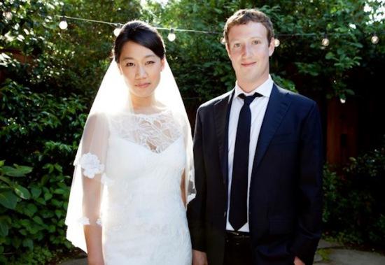 Mark Zuckerberg publico hace poco esta Foto de su Matrimonio. ¿Dónde? En su perfil de Facebook, lógicamente.