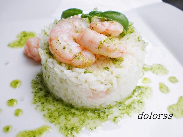 Ensalada de arroz y gambas con salsa de albahaca