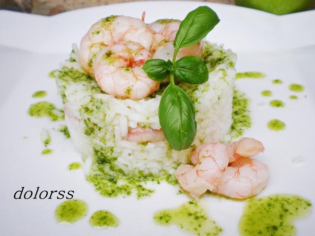 Ensalada de arroz y gambas con salsa de albahaca