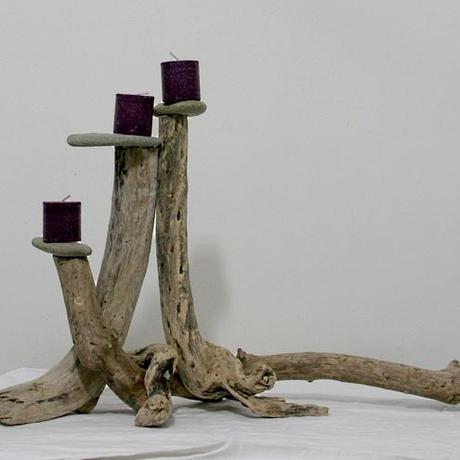 Candelabros para velas con trozos de madera y piedras de playa Decora y crea con trozos de madera