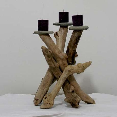 Candelabro para vela con trozos de madera y piedras de playa Decora y crea con trozos de madera