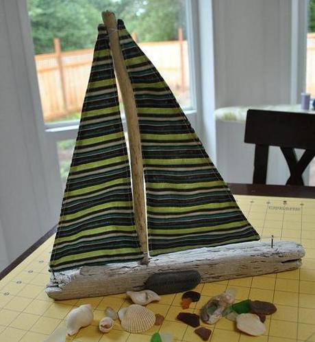 Barco hecho con trozos de madera y tela Decora y crea con trozos de madera