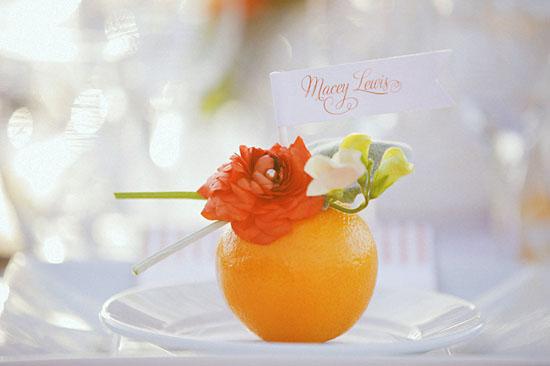 Una mesa alegre y elegante en blanco y naranja