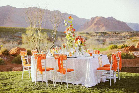 Una mesa alegre y elegante en blanco y naranja
