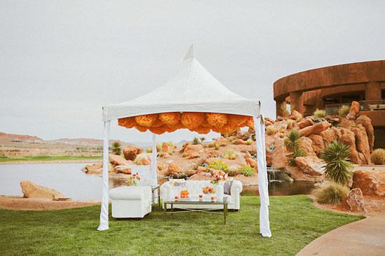 Una mesa alegre y elegante en blanco y naranja