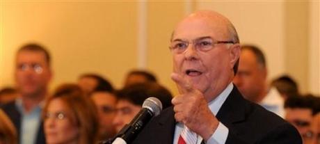 Al proclamarse líder de oposición, Hipólito admite los resultados