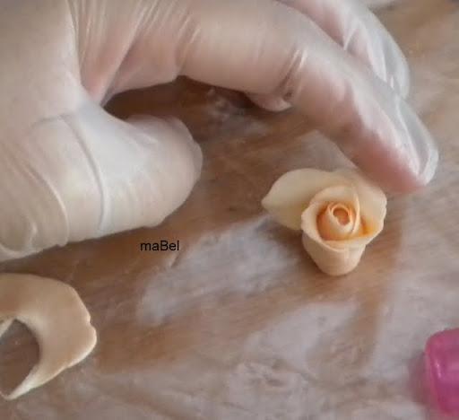 Cómo hacer rosas con caramelos para nuestras tartas fondant