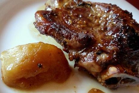 Carrillera de cerdo, aceite, miel, mostaza y manzanas