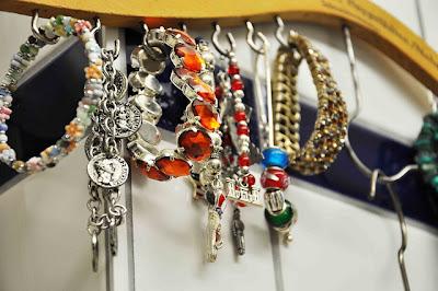 Organizar la bisutería con una percha