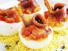 Huevos rellenos escalivada anchoas salsa garum