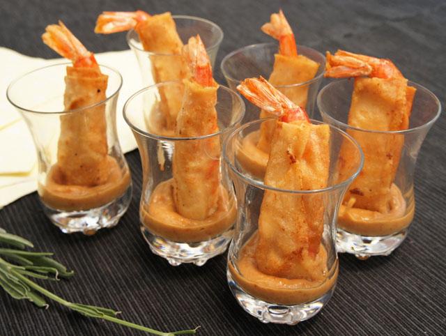 Sabor Oriental: Gambas en rollitos de primavera con salsa de cacahuetes