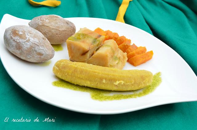 PLÁTANOS GUISADOS CON PESCADO SALADO