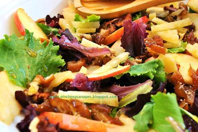 ENSALADA DE NUECES, MANZANA, DÁTILES Y QUESO MANCHEGO.
