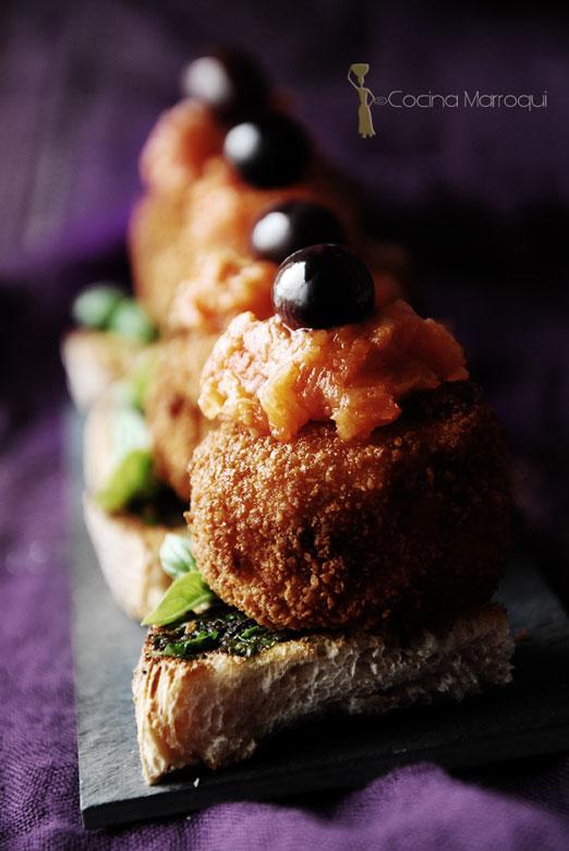 Fritanga de queso Ajbane con tapenade y Zaaluk