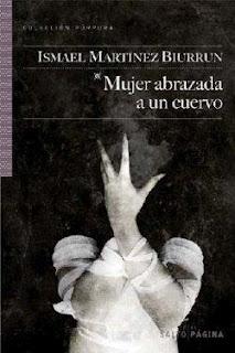 Mujer abrazada a un cuervo.- Ismael Martínez Biurrum