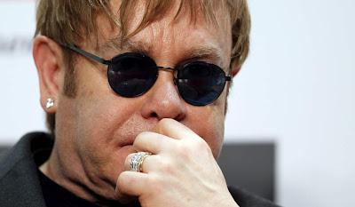 Elton John cancela su gira tras ser hospitalizado