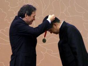 Arquitecto chino Wang Shu (recibe la medalla correspondiente al Premio Pritzker 2012). Reuters -  www.ntn24.com
