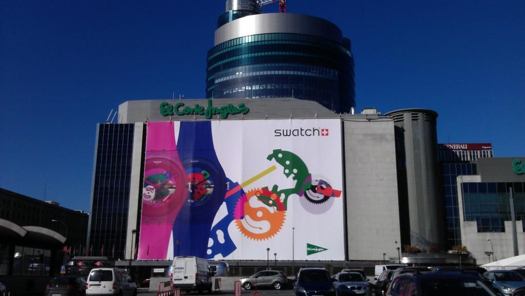 Grimal2 le dió utilidad a la pancarta publicitaria de los relojes Swatch, realizando 500 bolsos exclusivos..