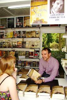 Firmando en la Feria del Libro de Madrid