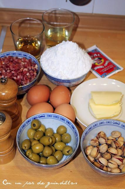 Bocaditos de jamón, pistachos y aceitunas