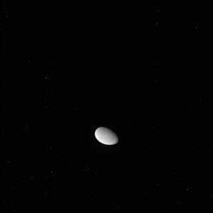 La Cassini fotografía en detalle la pequeña luna Metone