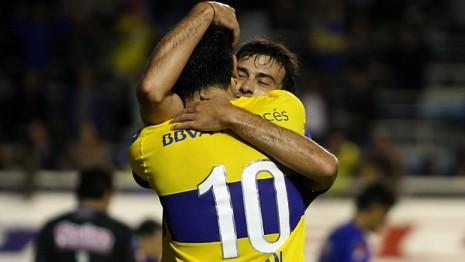 Gracias. Eso parece decirle Cvitanich a Riquelme por su gran pase en el 2-0.