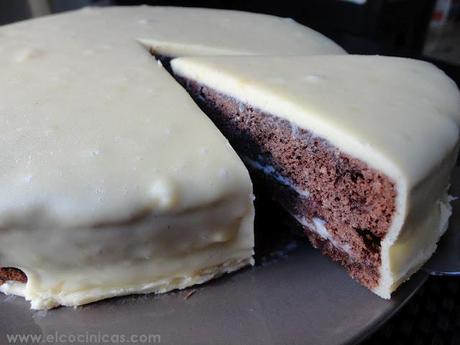 Tarta de chocolate blanco y mermelada de frambuesa