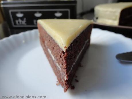 Tarta de chocolate blanco y mermelada de frambuesa