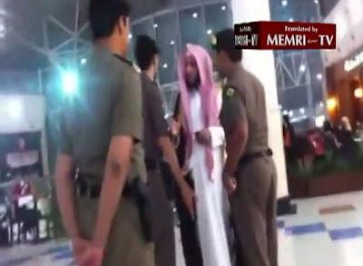 Valiente mujer saudí se enfrenta a la policía religiosa en Arabia. Vídeo.