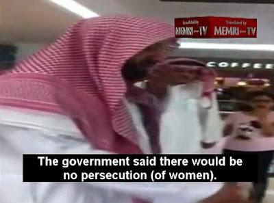 Valiente mujer saudí se enfrenta a la policía religiosa en Arabia. Vídeo.