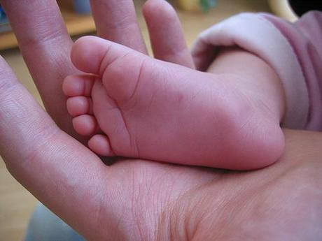 Masajear los pies del bebé