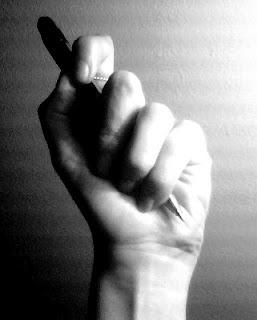 La mano que mece la tumba