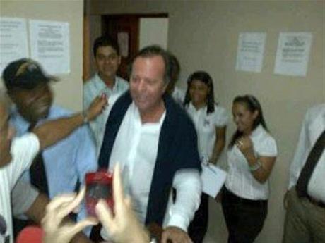 ALERTA: Julio Iglesias comparece ante juez de instrucción en Higüey