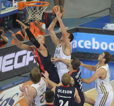 Nemanja Bjelica pone a un paso de la final al Caja Laboral en un partido polémico ante el Madrid (82-79)
