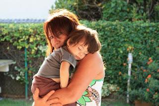 ¿Es malo coger a mi bebé en brazos?