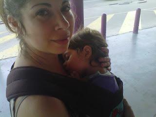 ¿Es malo coger a mi bebé en brazos?